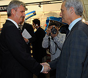 Rudolf Kaiser mit dem ehemaligen Bundesverkehrsminister Dr. Peter Ramsauer bei der Automesse in Leipzig.